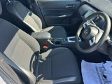 乗り心地の良いフロントシートです。足回りも広々としておりますので、長時間の運転も疲れづらいですよ。