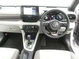 運転席からの視界はこんな感じです☆お気軽にご来店いただき、実際に座って是非お確かめください。ドライバーに寄り添う快適な操作フィールをもたらすステアリングです。