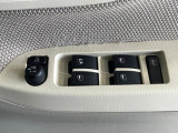 【電動格納ミラー】サイドミラーは電動格納式となっており、狭い駐車場でもキズがつくリスクを抑えられます。