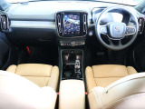 コンパクトなXC40でも上級車種と同様に、縦長式の大型タッチパネルを主体としたインテリア スマートフォン感覚でナビゲーションやオーディオなどを操作できます