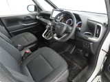 シンプルで使いやすいデザインの運転席です。