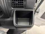 【運転席ドリンクホルダー】600mlペットボトルが収納可能!