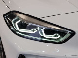 【LEDヘッドライト】先進のLEDテクノロジーを採用。放射される白色光の周波特性は太陽光に近く、バイキセノン・ヘッドライトを上回るコントラストで更に明るく輝きます!
