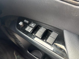 【パワーウインドウ】運転席のスイッチで、各席の窓ガラスの開閉ができます。あると便利ですよね。