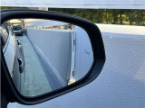 隣車線を走る車両をレーダーで検知し、ドアミラーでは確認しにくい後側方エリアに存在する車両に加え、急接近してくる車両も検知します。車両を検知するとドアミラーに搭載されたLEDインジケーターが点灯します。