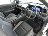 高級感のある美しいインテリアデザインの運転席です。