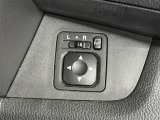 【電動格納ドアミラー】狭路の通行時や狭い場所に停車させるときに活躍する装備ですね。ボタン一つでドアミラーが格納されます。