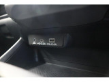 エアコンのスイッチの下には、充電にも使用できるナビ接続用USB端子があります。AUX端子にオーディオプレーヤーが接続できます。