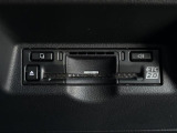 【ETC2.0(DSRC)】ETCカードを挿入すれば料金所はノンストップで通過できます。ETC限定の割引や、高速道路の情報提供サービスを利用できます。//