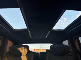 【 サンルーフ 】屋根からの自然光が差し込むことで、閉鎖的な車内が明るく開放的な空間に変わります♪//