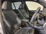【コックピットシート】BMW車の主役席。車体中央にくる様に配置し車両重心とが一致する事でドライバーと車との一体感あるドライビングを実現。人間工学に基づき形成した形状が長時間のドライブ疲労も軽減します!