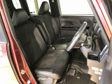 運転席の座面高さを調整できるシートリフターが付いています。フロントシートはベンチシートを採用で、座面も広く使い勝手もいいですよ♪