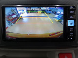 後方の様子をナビ画面に表示。駐車時も安心のバックモニターです。