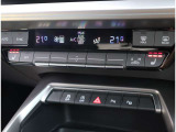 『1台』のお車に対して、3名体制で日々議論を重ね仕入れを行っております。