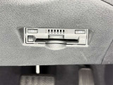 【ETC】高速道路などの料金所における自動料金支払いシステムです。車載器と料金所のアンテナとの間で無線通信を行い、料金を自動で支払うことができます。