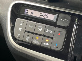 【オートエアコン】一度お好みの温度に設定すれば、車内の温度を検知し風量や温度を自動で調整。暑い&hellip;寒い&hellip;と何度もスイッチ操作をする必要はありません。快適な車内空間には必須の機能ですね♪