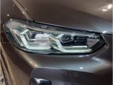 【LEDヘッドライト】先進のLEDテクノロジーを採用。放射される白色光の周波特性は太陽光に近く、バイキセノン・ヘッドライトを上回るコントラストで更に明るく輝きます!