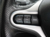 ハンドルにオーディオ操作用スイッチを備え、手を放さずに操作可能。安全性と利便性を両立しています。