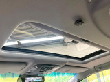 【サンルーフ】ボタンひとつで開閉可能!開放感たっぷりのサンルーフが装着されています!車内に明かりを取り入れたり景色を楽しむ以外にも、よどみがちな車内の空気も簡単に換気できて快適です!