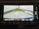 リバースギアに入れるだけで後方の表示へ切り替わります。夜間や雨の日の駐車も楽になりますよ。