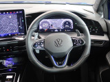 Volkswagen全車共通の上質な本革を使用した手触りのしっとりとしたステアリングです。唯一素肌が触れるハンドルは上位モデルと同じ握り心地になっております。