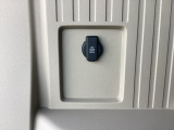 荷室にも便利なアクセサリーソケットを装備。アウトドアや車中でのちょっとした電源確保に役立ち、使い勝手がぐっと広がります。