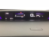 デジタル表示のスピードメーターとタコメーターを大きく配した見やすいメーター部になっています。左側のインフォメーション画面でオドメーターや燃費などの情報を確認できます。