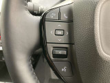 運転中、オーディオの操作をしてて、ハッとしたことはありませんか?ステアリングスイッチは、運転中でもハンドルでオーディオの操作が可能です。安全なドライブをサポートします。