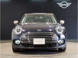 MINIのフロントグリルのデザインはイギリスで生まれた当初から、シルバーのサイドバーが折り重なった伝統的なデザインで御座います。その伝統はBMWのお車になってからでも少しずつ形を変えて守られております