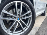 ●純正アルミホイール:輸入車ならではの卓越した走りを支えるホイールと足回りです!日本車の走りに慣れている方にもぜひ体感して頂きたいほど、高いレベルでまとまっています!