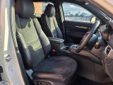正しい姿勢で運転できるように体幹の腰部をしっかりささえるようデザインされているシートです。素材、シート形状を研究することでフィット感を高めつつ、優れた快適性を実現しています。