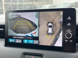 【マルチビューカメラシステム】専用のカメラにより、上から見下ろしたような視点で360度クルマの周囲を確認することができます☆死角部分も確認しやすく、狭い場所での切り返しや駐車もスムーズに行えます。