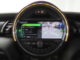 8.8インチ純正タッチパネルHDDナビ。バックカメラの映像は鮮明です。障害物センサーは音と画面上のグラフィックで確認できます。