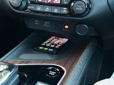 Qi規格に対応したスマートフォンのワイヤレス充電器を装備していますのでUSBコードを接続することなく手軽に充電できます。