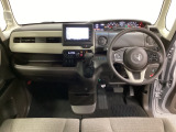 車内は光触媒抗菌消臭施工済です。スタイリッシュなデザインで暖かみのあるインパネ周りを演出します。グローブボックスやカップホルダーのほかにトレーなどたくさんの収納スペースが装備されています。