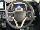 インテリアに合わせたデザインのステアリングは、運転される方のことも考え、運転しやすい形状、大きさです。是非一度、実際に触ってお確かめください。