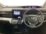 車内は光触媒抗菌消臭施工済です。スタイリッシュなデザインでスポーティなインパネ周りを演出します。グローブボックスやカップホルダーのほかにトレーなどたくさんの収納スペースが付いています。