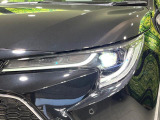 【LEDヘッドライト】悪天候や夜間走行時も良好な視界を確保し安心して運転できる高輝度LEDヘッドライトを装備!点灯速度が早く、消費電力も抑えられています。