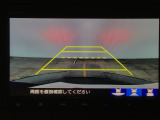 【バックカメラ】運転が苦手な方も車庫入れラクラクです!ギアをリバースに入れれば自動的に切り換わりますので、面倒な操作は不要です♪狭い駐車場もお車を傷つけず安心ですね!