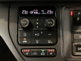 オートエアコンは左右席で独立温度コントロールが可能です。運転席はキンキンに冷やして助手席はマイルドにと言った設定が可能です☆暑さ寒さでケンカすることもなくなりますね♪