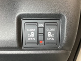 リアドアは乗り降りに便利な両側電動スライドドアです。また運転席に座っていながらスイッチ操作で自在にスライドドアを開け閉めできます。