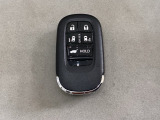 スマートキー付きですからドアロックの開閉およびエンジンスタートが楽々です。電動スライドドアの開け閉めもボタンで操作できます。ボタン操作でトランクが開けられる電動テールゲートのボタンもついています。