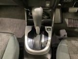 CVT車のセレクトレバーです。低速から高速まで、変速ショックのないスムーズな走りを実現するとともに、エンジン効率のよい領域を維持することで燃費にも貢献します。