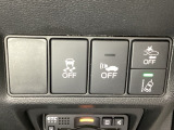 Hondaセンシング用の、VSA(ABS+TCS+横滑り抑制)解除と路外逸脱抑制機能のオンオフスイッチなどはハンドルの右側に装備しています。
