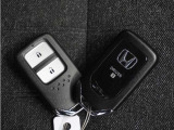 ◆スマートキー◆カギをバッグやポケットに入れたままでもドアロックの開閉ができる『スマートキー』付き!雨天や暗くなってもカギを取り出す必要がなくドアの開錠&エンジンも始動できます