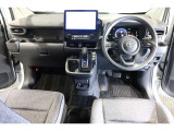 ドライバーを包み込むように、ディスプレーやスイッチ、コンソールを配置。座った瞬間から運転への期待が!空間そのものの心地よさにこだわっています。