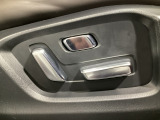 運転席にはパワーシートを装備!シート位置を記憶するメモリー機能付きなのでご夫婦で2名分セットすると便利です♪