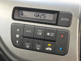 【オートエアコン】一度お好みの温度に設定すれば、車内の温度を検知し風量や温度を自動で調整。暑い&hellip;寒い&hellip;と何度もスイッチ操作をする必要はありません。快適な車内空間には必須の機能ですね♪