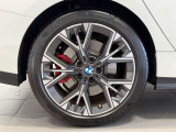 BMWの純正アロイホイールは軽量かつ強度にも優れているホイールで走行性能を引き上げる設計になっております。足元にもBMWは妥協がなくこだわっている個所になります。