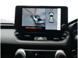 サイドクリアランスビュー表示中に、旋回時の運転操作に合わせて自動で車両を斜め後方から見たような映像を表示。